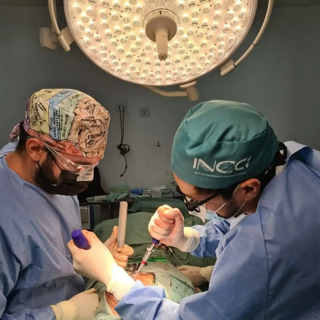 Cirurgia de coluna em centro cirúrgico