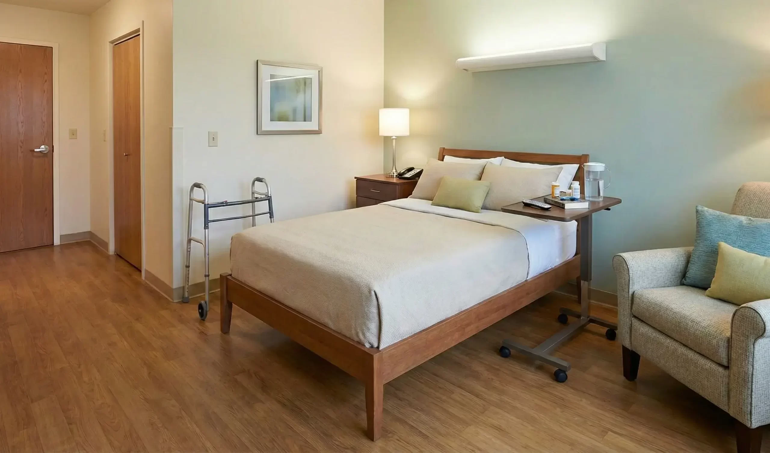 Quarto adaptado para recuperação de cirurgia de coluna, com objetos acessíveis e sem obstáculos