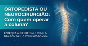 Imagem dividida ilustrando a diferença entre neurocirurgia e ortopedia. No centro, uma coluna vertebral iluminada. Do lado esquerdo (azul), a representação do cérebro e nervos (neurocirurgião). Do lado direito (laranja), a estrutura óssea e muscular (ortopedista). Texto central: "Ortopedista ou Neurocirurgião? Qual o Especialista Certo para a Coluna?